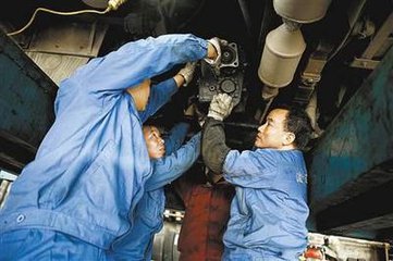 工人師傅維修機器 工人師傅維修機器